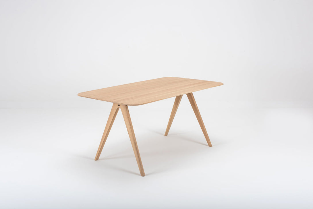 Table Gazzda Ava en chêne massif avec structure en A et finition White Oil-12