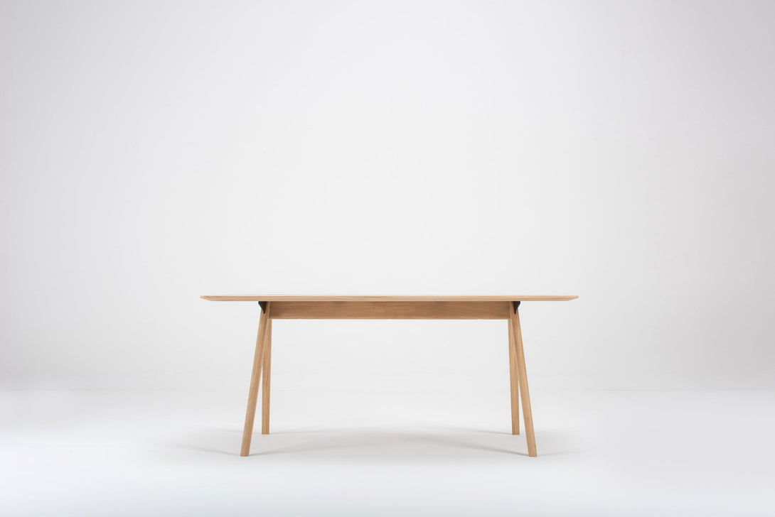 Table Gazzda Ava en chêne massif avec structure en A et finition White Oil-15
