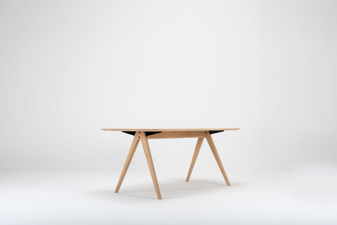 Table Gazzda Ava en chêne massif avec structure en A et finition White Oil-17