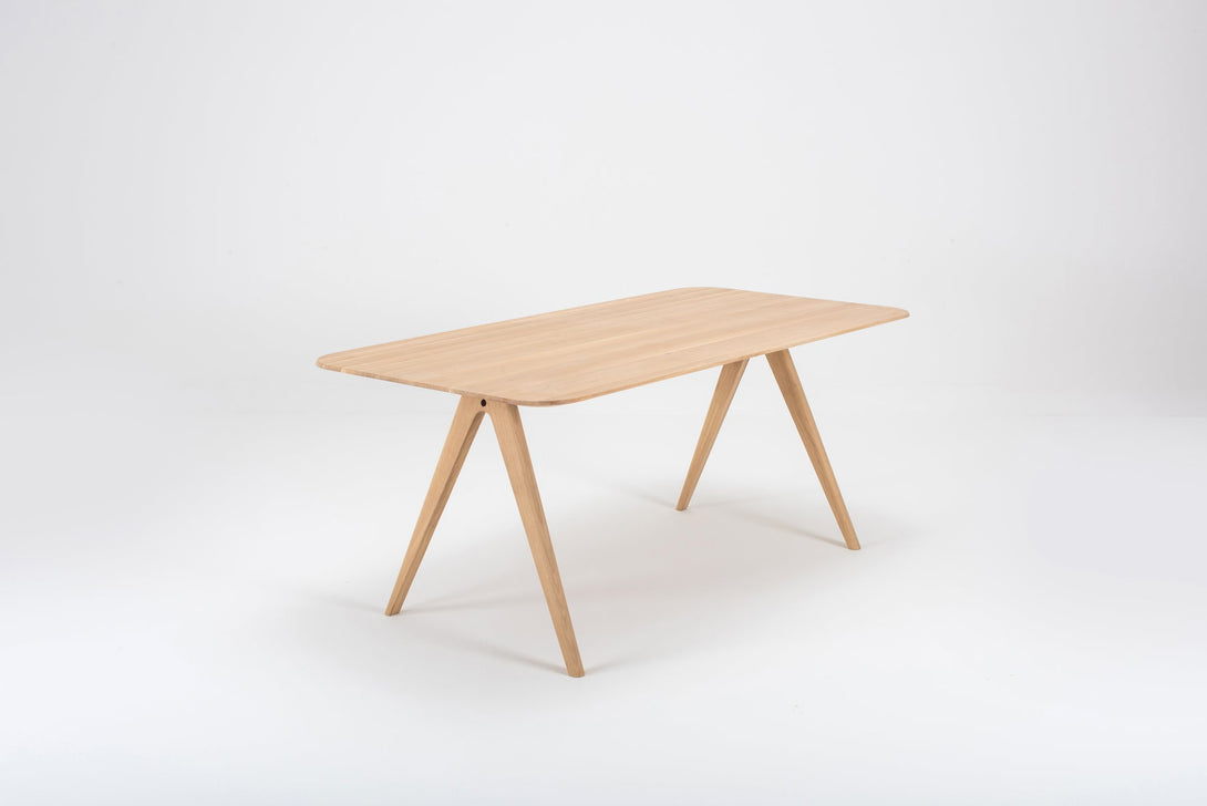 Table Gazzda Ava en chêne massif avec structure en A et finition White Oil-16