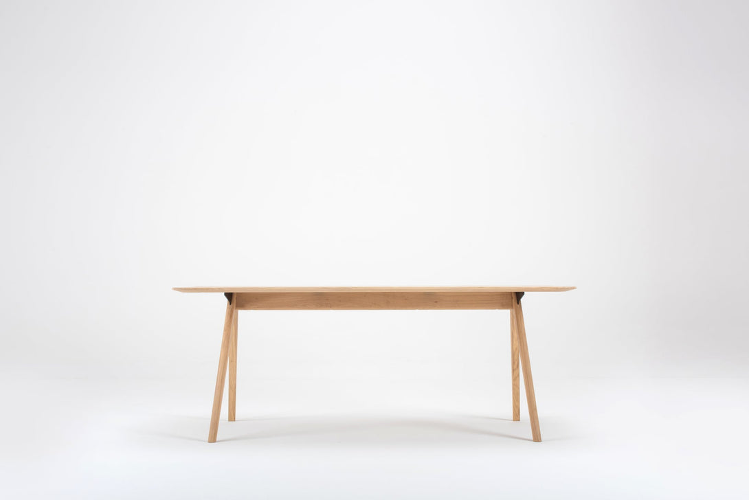 Table Gazzda Ava en chêne massif avec structure en A et finition White Oil-19