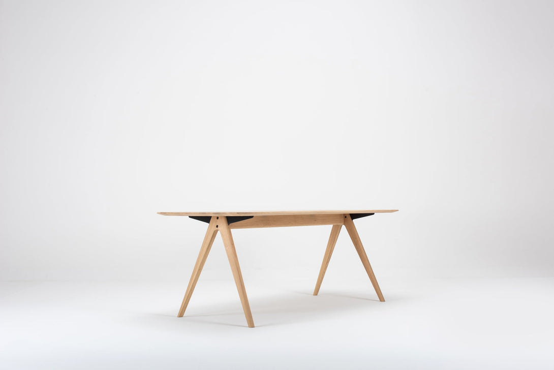 Table Gazzda Ava en chêne massif avec structure en A et finition White Oil-20