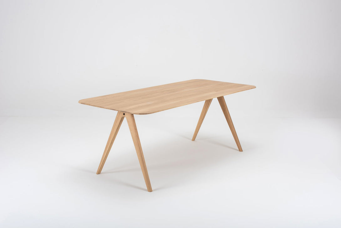 Table Gazzda Ava en chêne massif avec structure en A et finition White Oil-21