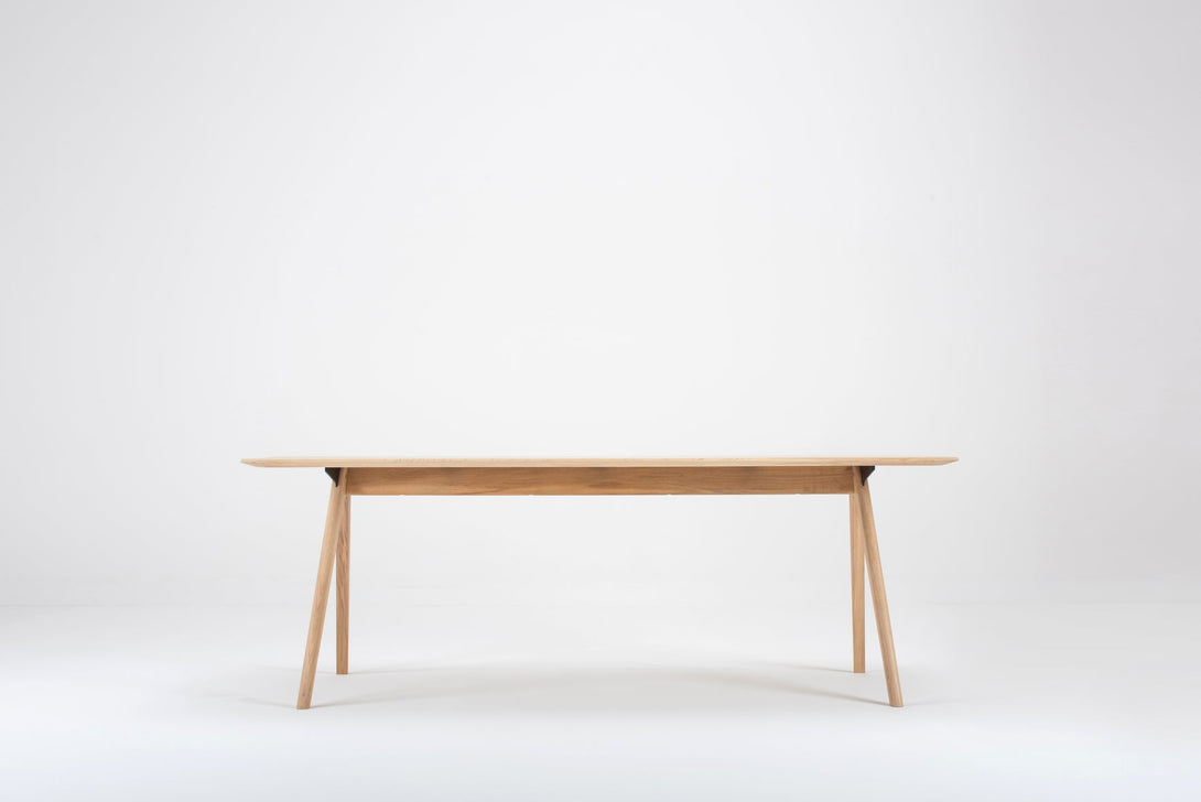 Table Gazzda Ava en chêne massif avec structure en A et finition White Oil-24