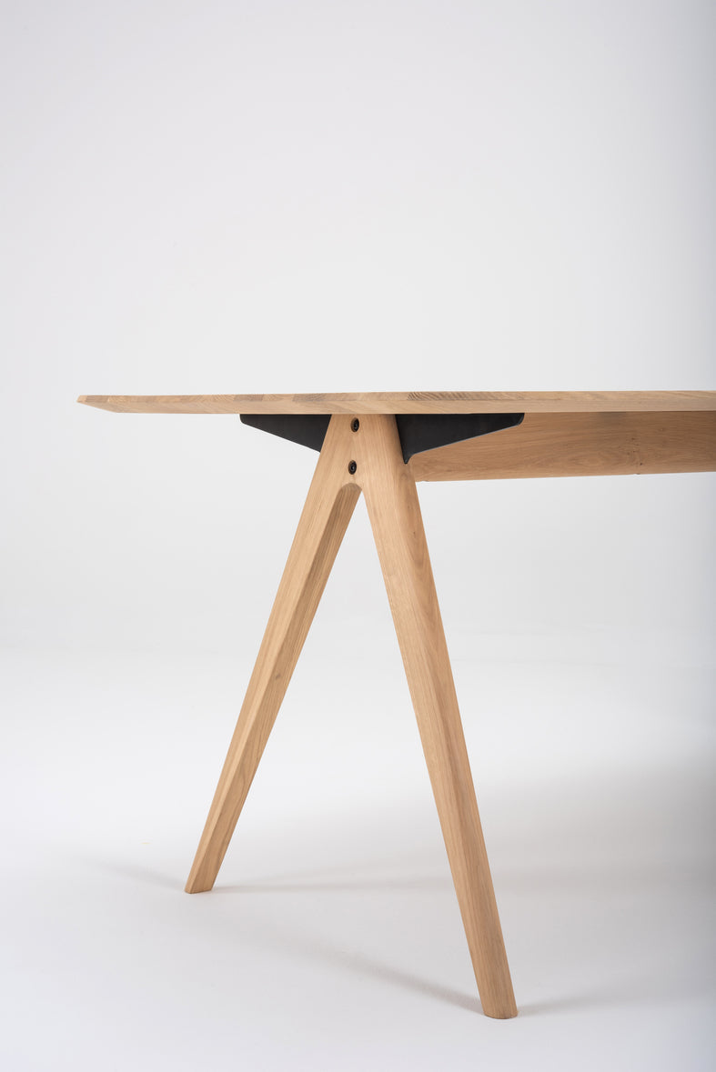 Table Gazzda Ava en chêne massif avec structure en A et finition White Oil-23