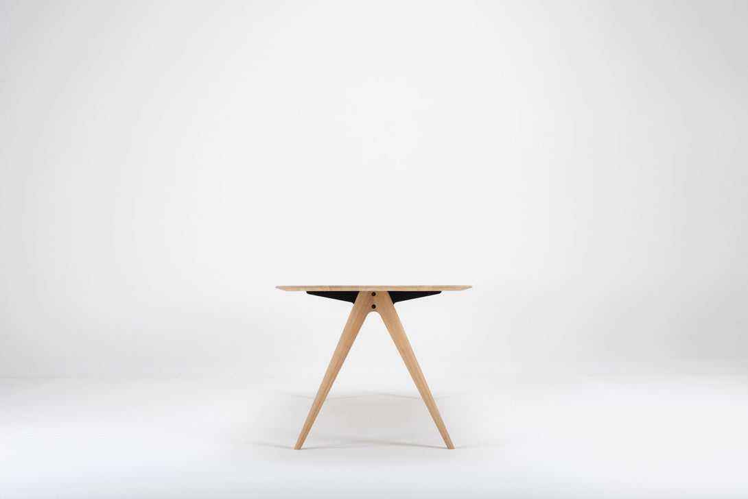 Table Gazzda Ava en chêne massif avec structure en A et finition White Oil-26