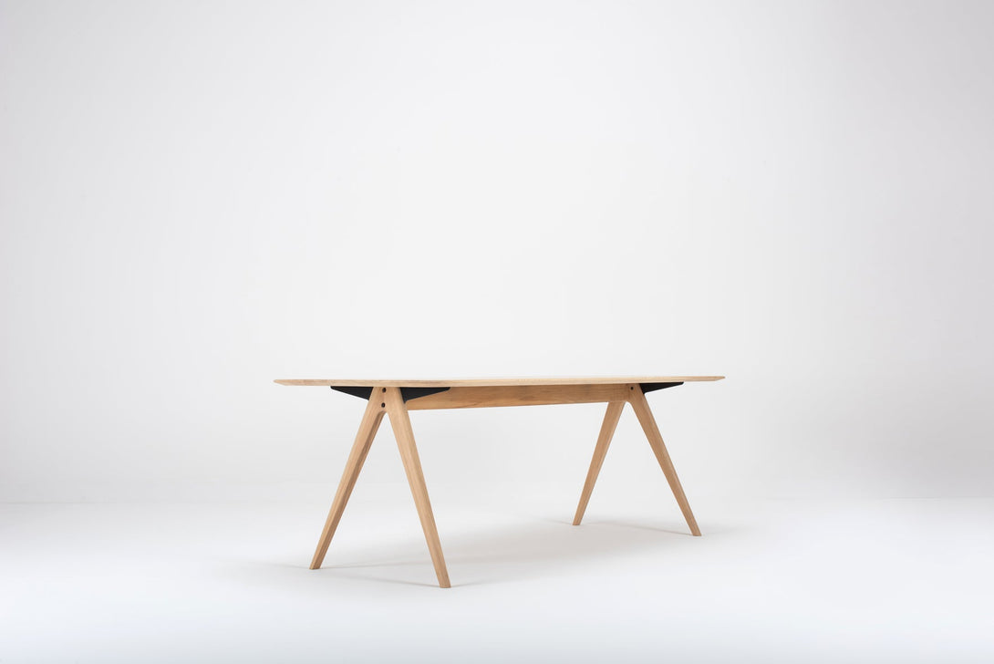 Table Gazzda Ava en chêne massif avec structure en A et finition White Oil-25