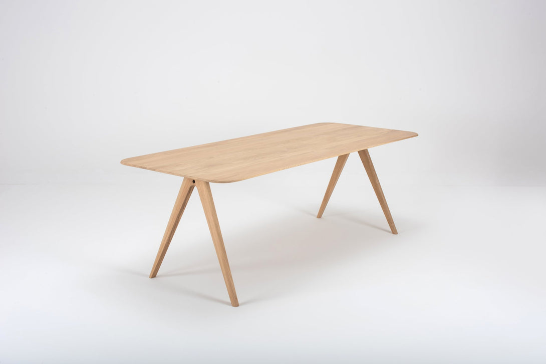 Table Gazzda Ava en chêne massif avec structure en A et finition White Oil-27