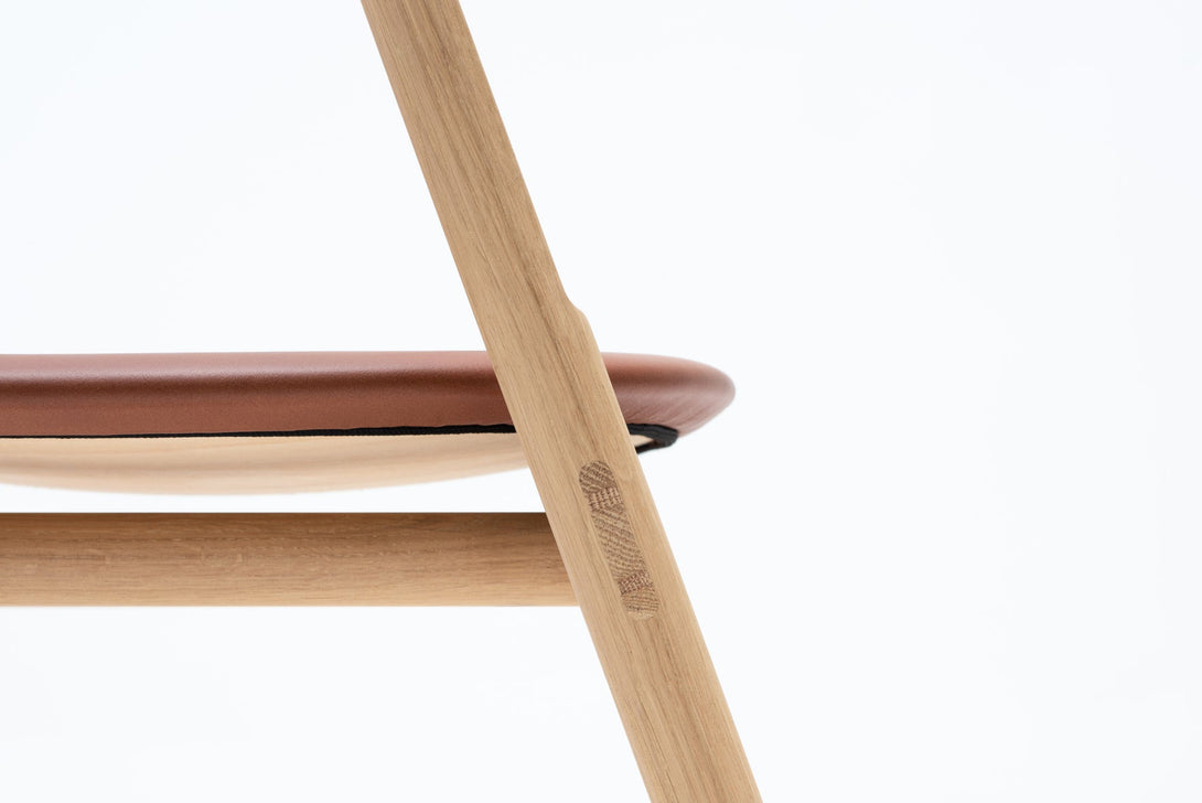 Chaise Gazzda Muna en chêne massif avec dossier courbé et assise rembourrée-23
