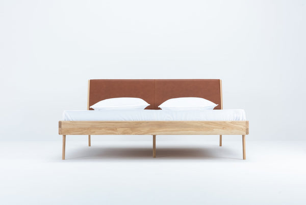 Lit Gazzda Fawn en chêne massif avec tête de lit en cuir ou coton tressé-01