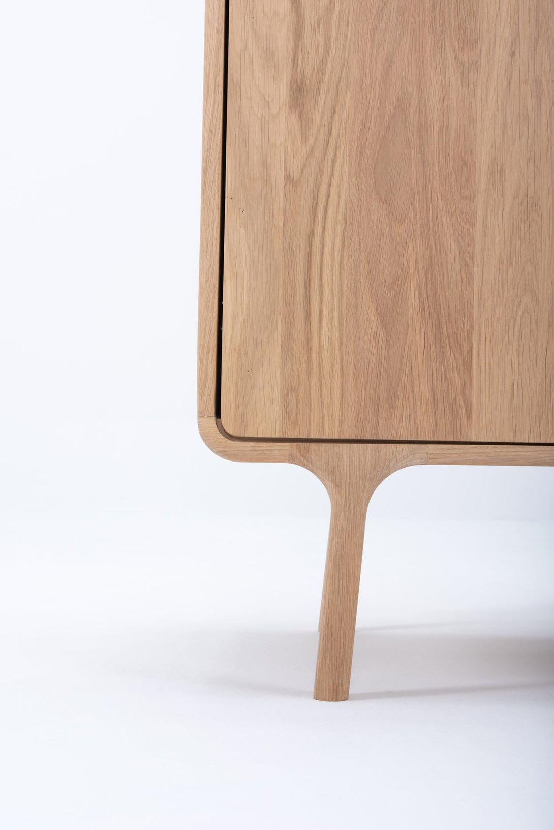 Armoire Gazzda Fawn en chêne ou noyer massif finition huilée avec bords arrondis-06