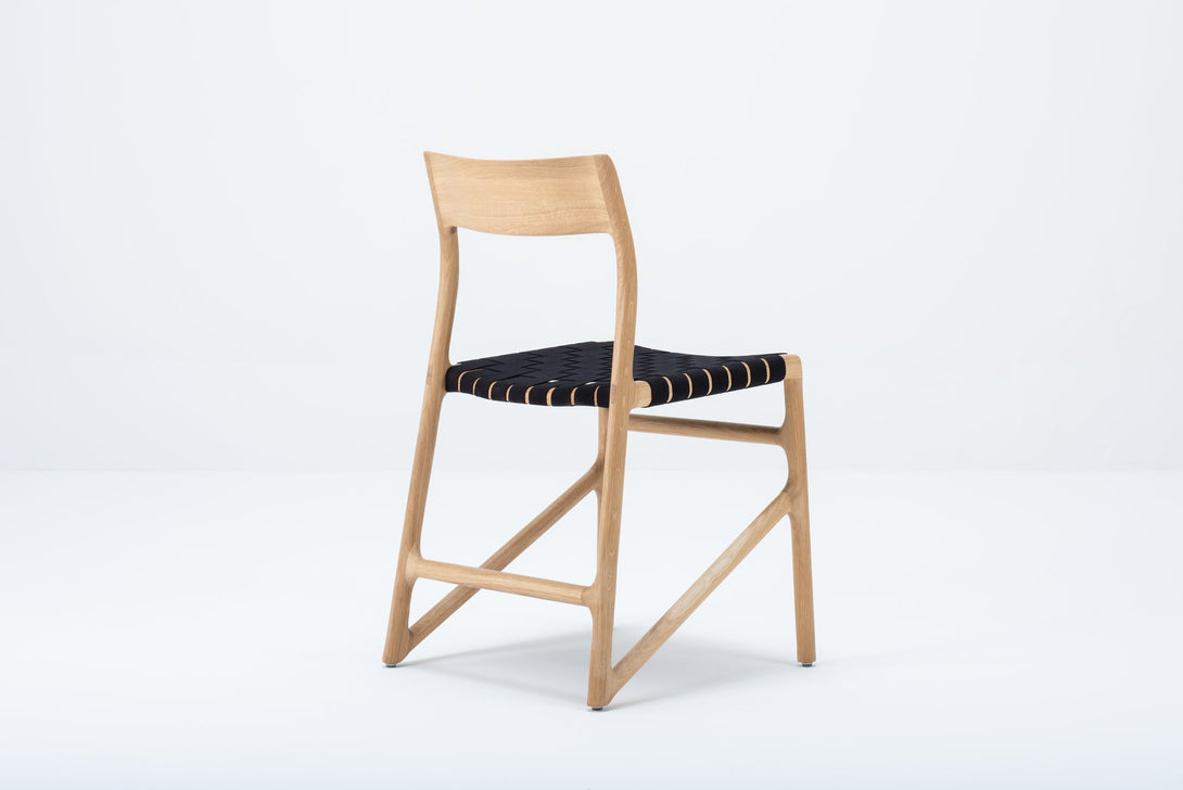 Chaise Gazzda Fawn en chêne ou noyer massif avec assise en coton tressé blanc ou noir-11