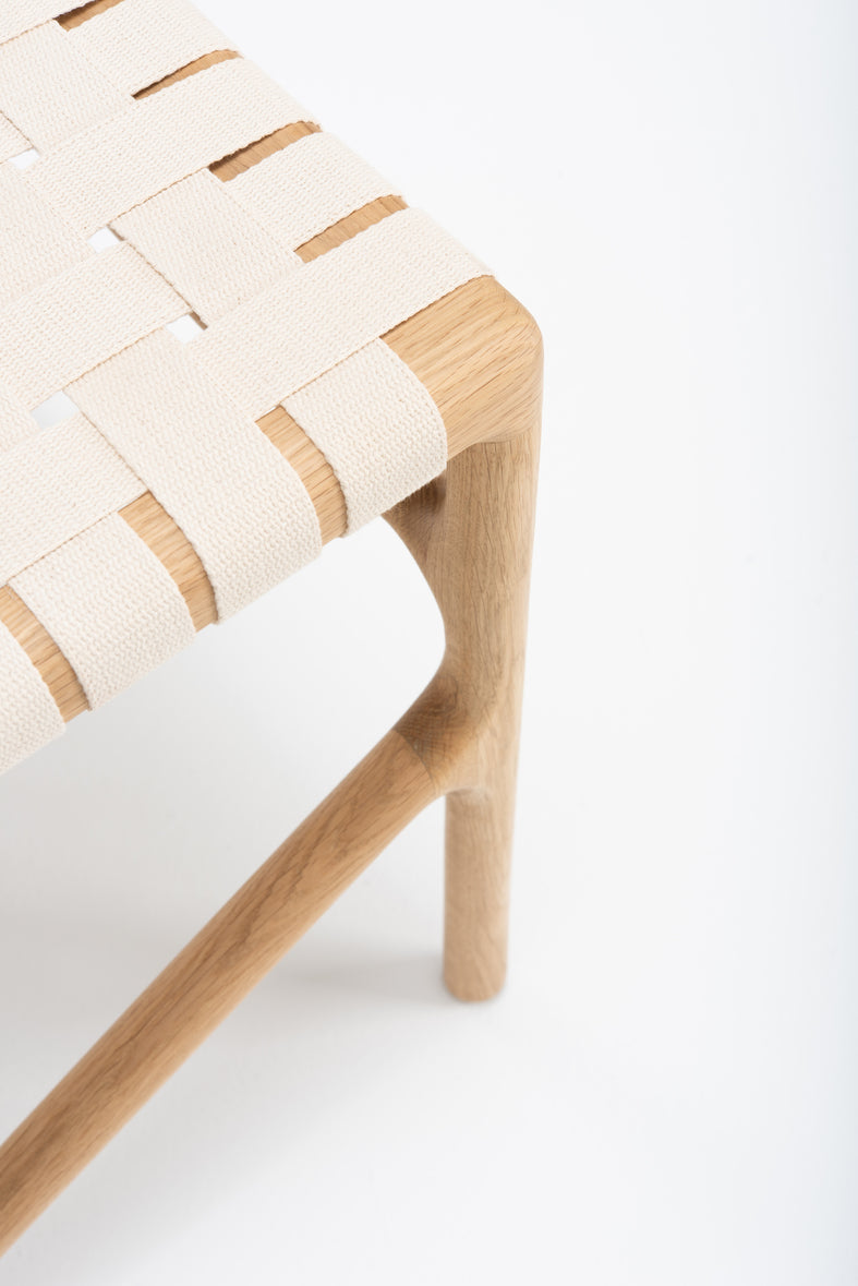 Chaise Gazzda Fawn en chêne ou noyer massif avec assise en coton tressé blanc ou noir-09