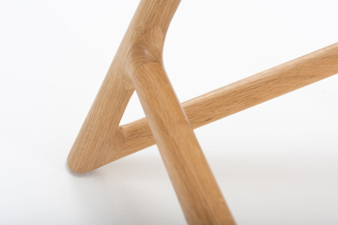 Chaise Gazzda Fawn en chêne ou noyer massif avec assise en coton tressé blanc ou noir-10