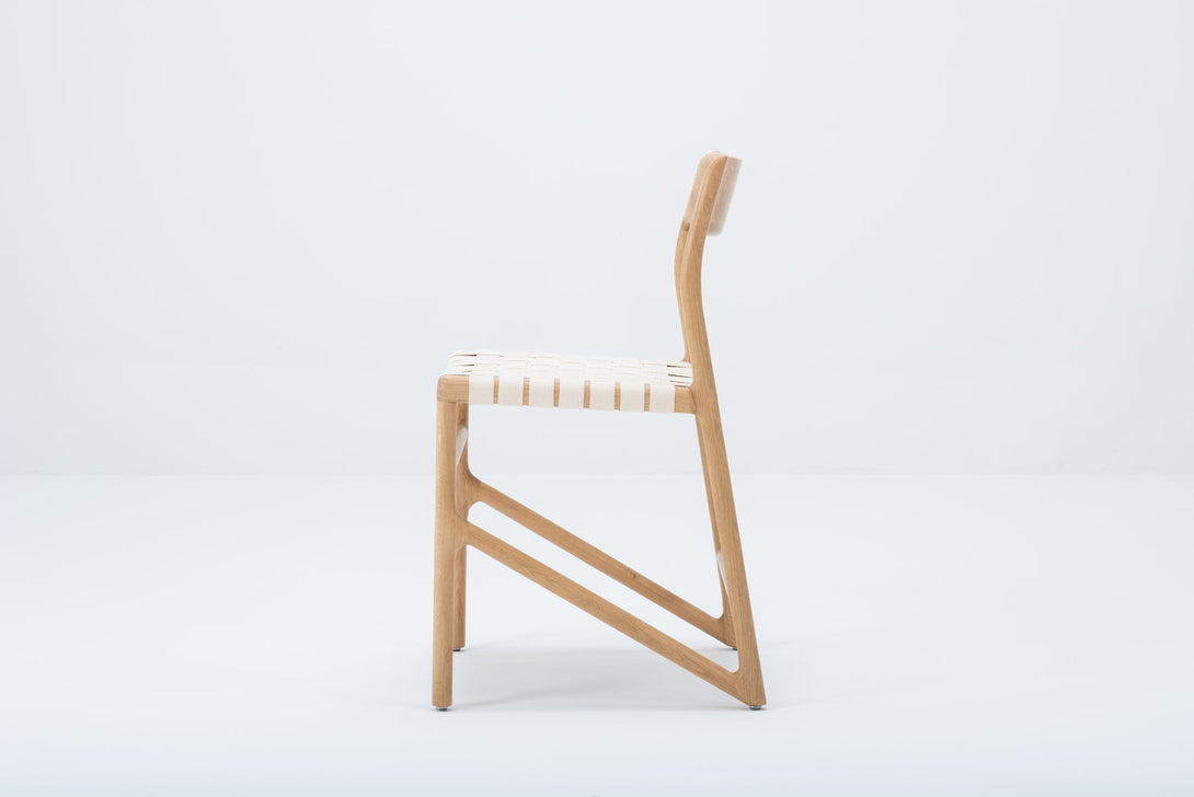 Chaise Gazzda Fawn en chêne ou noyer massif avec assise en coton tressé blanc ou noir-08