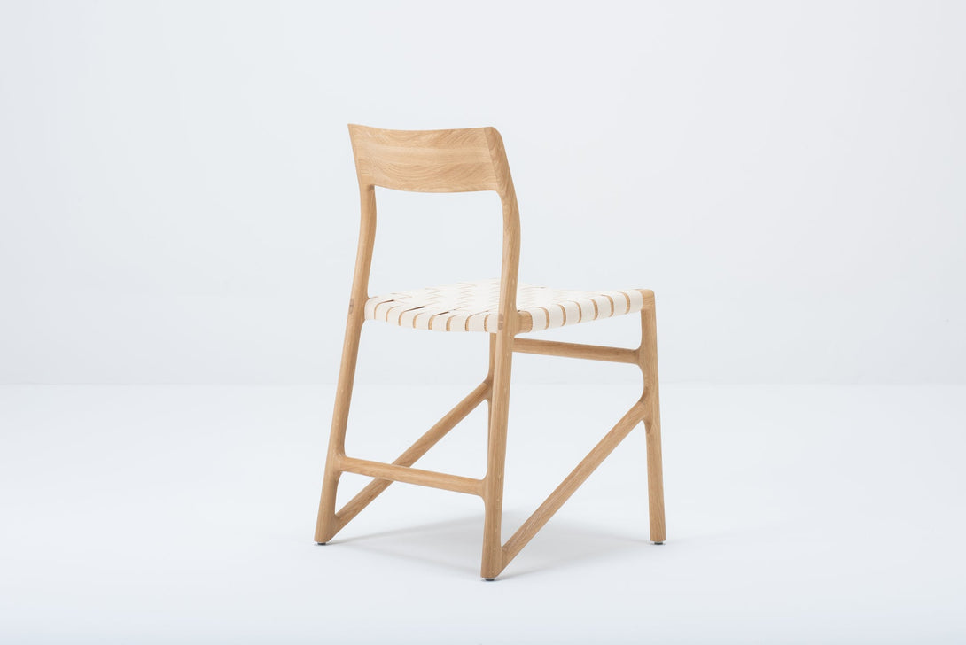 Chaise Gazzda Fawn en chêne ou noyer massif avec assise en coton tressé blanc ou noir-07