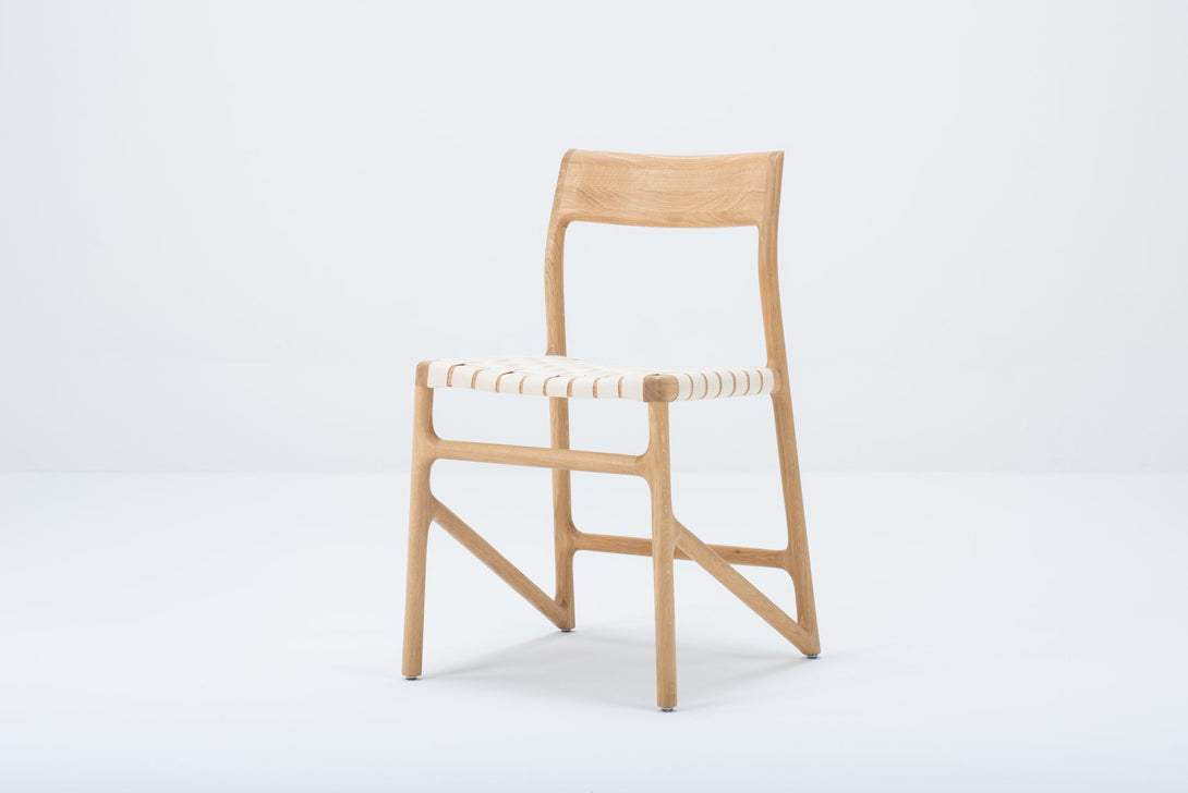 Chaise Gazzda Fawn en chêne ou noyer massif avec assise en coton tressé blanc ou noir-06