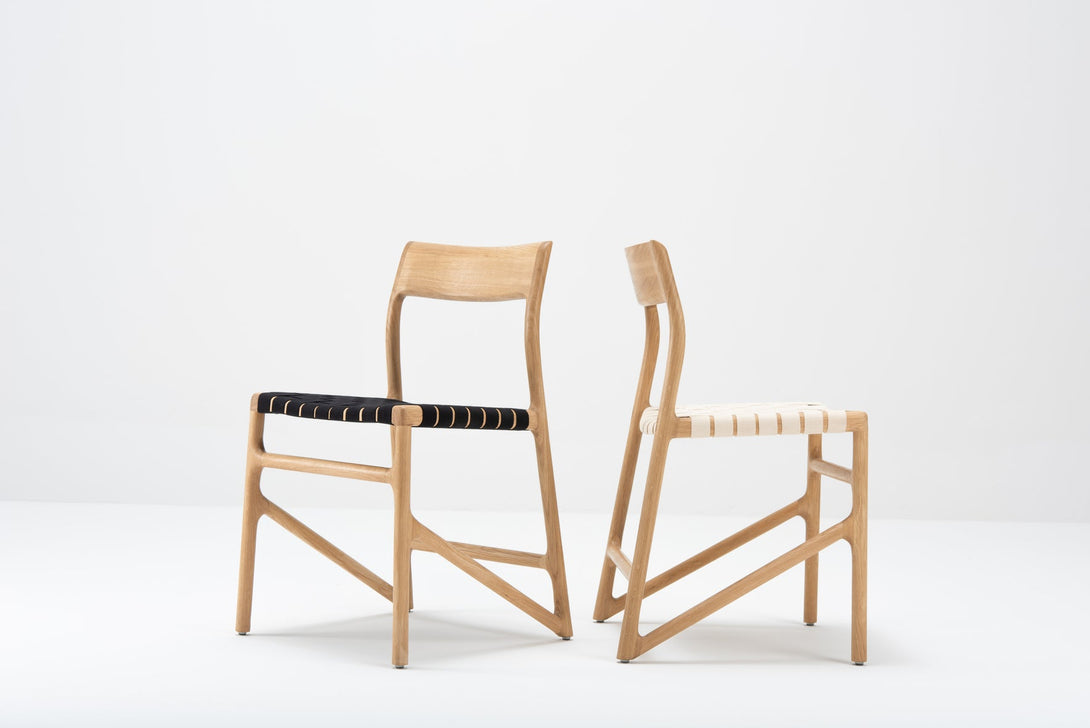 Chaise Gazzda Fawn en chêne ou noyer massif avec assise en coton tressé blanc ou noir-05