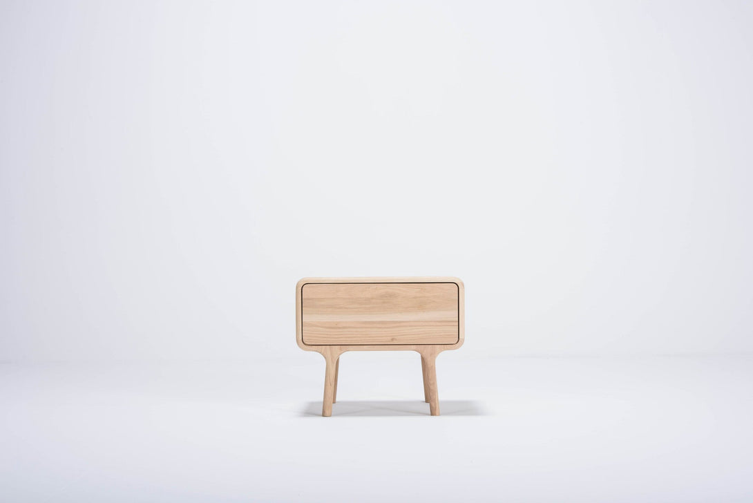 Table de chevet Gazzda Fawn en chêne massif finition White Oil avec tiroir push-to-open-01
