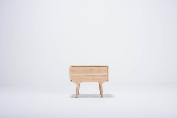 Table de chevet Gazzda Fawn en chêne massif finition White Oil avec tiroir push-to-open-01
