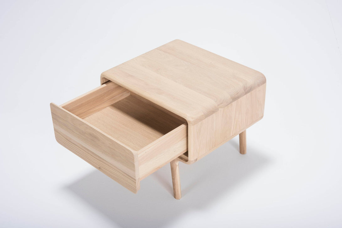 Table de chevet Gazzda Fawn en chêne massif finition White Oil avec tiroir push-to-open-09