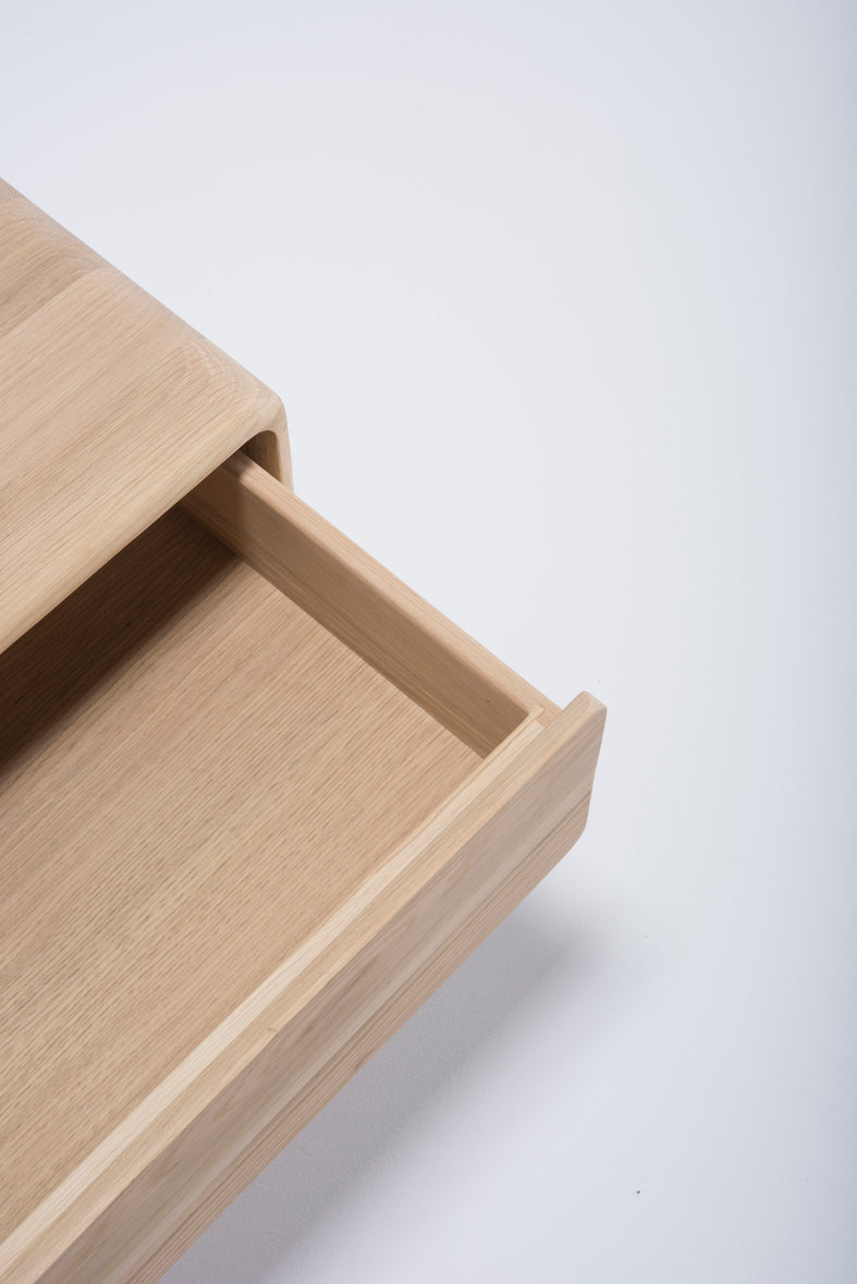 Table de chevet Gazzda Fawn en chêne massif finition White Oil avec tiroir push-to-open-10