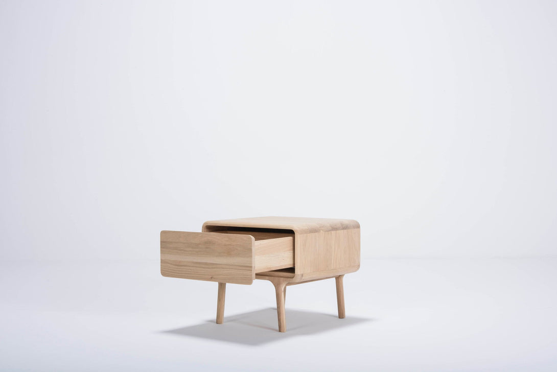 Table de chevet Gazzda Fawn en chêne massif finition White Oil avec tiroir push-to-open-08
