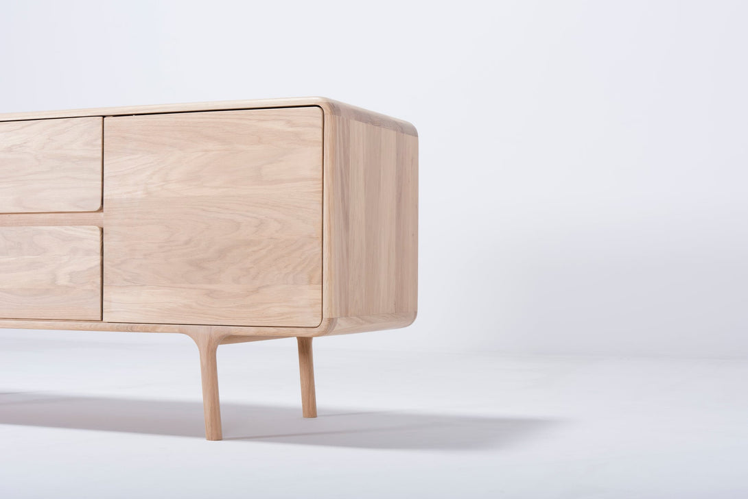 Buffet Gazzda Fawn en chêne ou noyer massif avec portes et tiroirs à fermeture douce-08