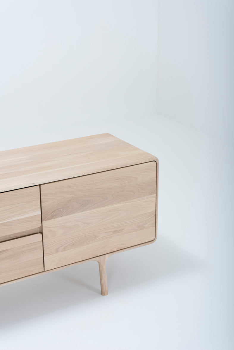 Buffet Gazzda Fawn en chêne ou noyer massif avec portes et tiroirs à fermeture douce-13