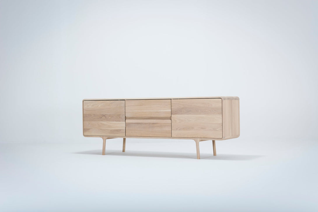 Buffet Gazzda Fawn en chêne ou noyer massif avec portes et tiroirs à fermeture douce-12