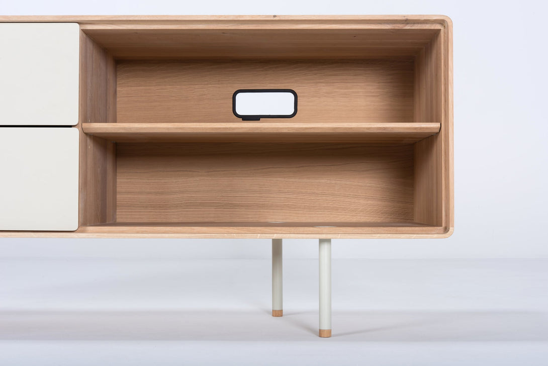 Buffet Gazzda Fina 150 cm en chêne massif avec structure en acier et façades en linoléum-06