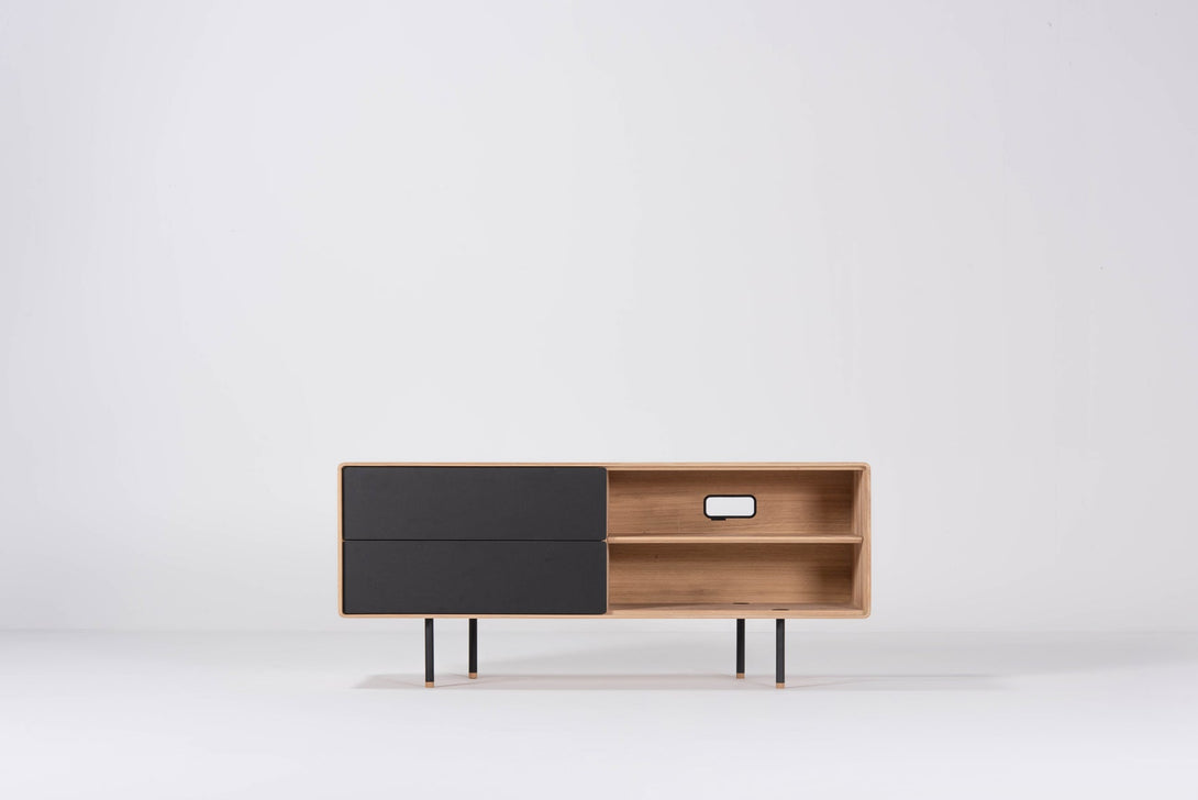 Buffet Gazzda Fina 150 cm en chêne massif avec structure en acier et façades en linoléum-07