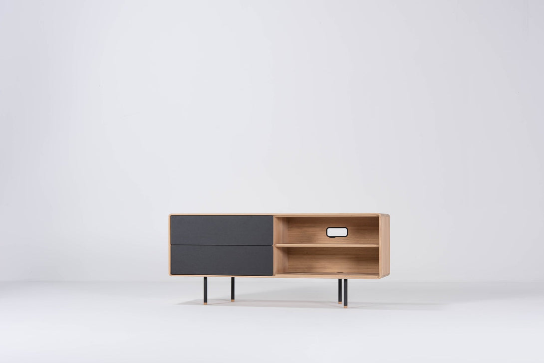 Buffet Gazzda Fina 150 cm en chêne massif avec structure en acier et façades en linoléum-08