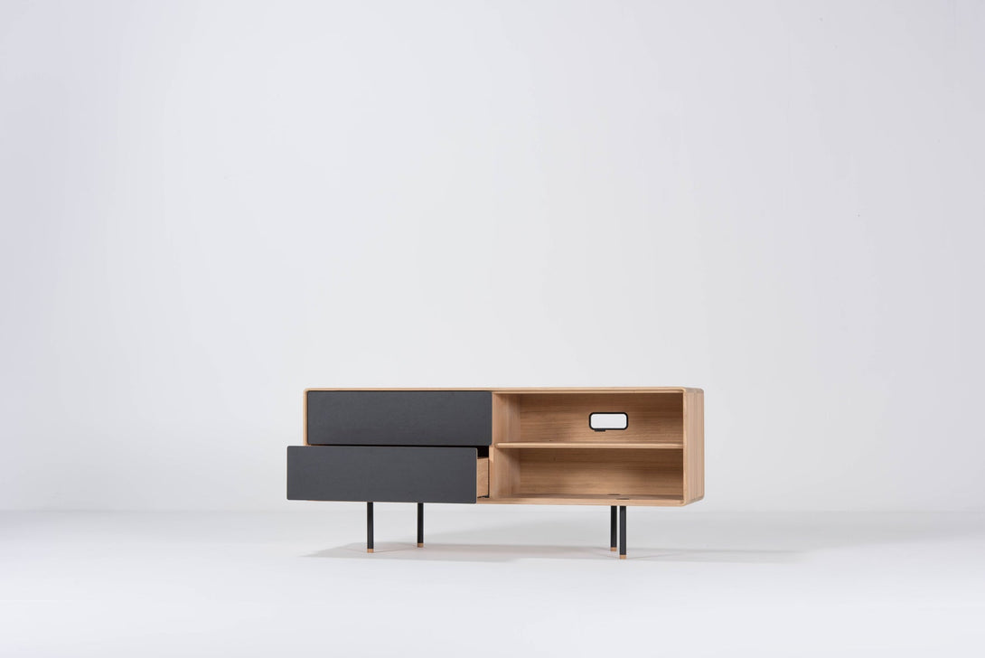 Buffet Gazzda Fina 150 cm en chêne massif avec structure en acier et façades en linoléum-09