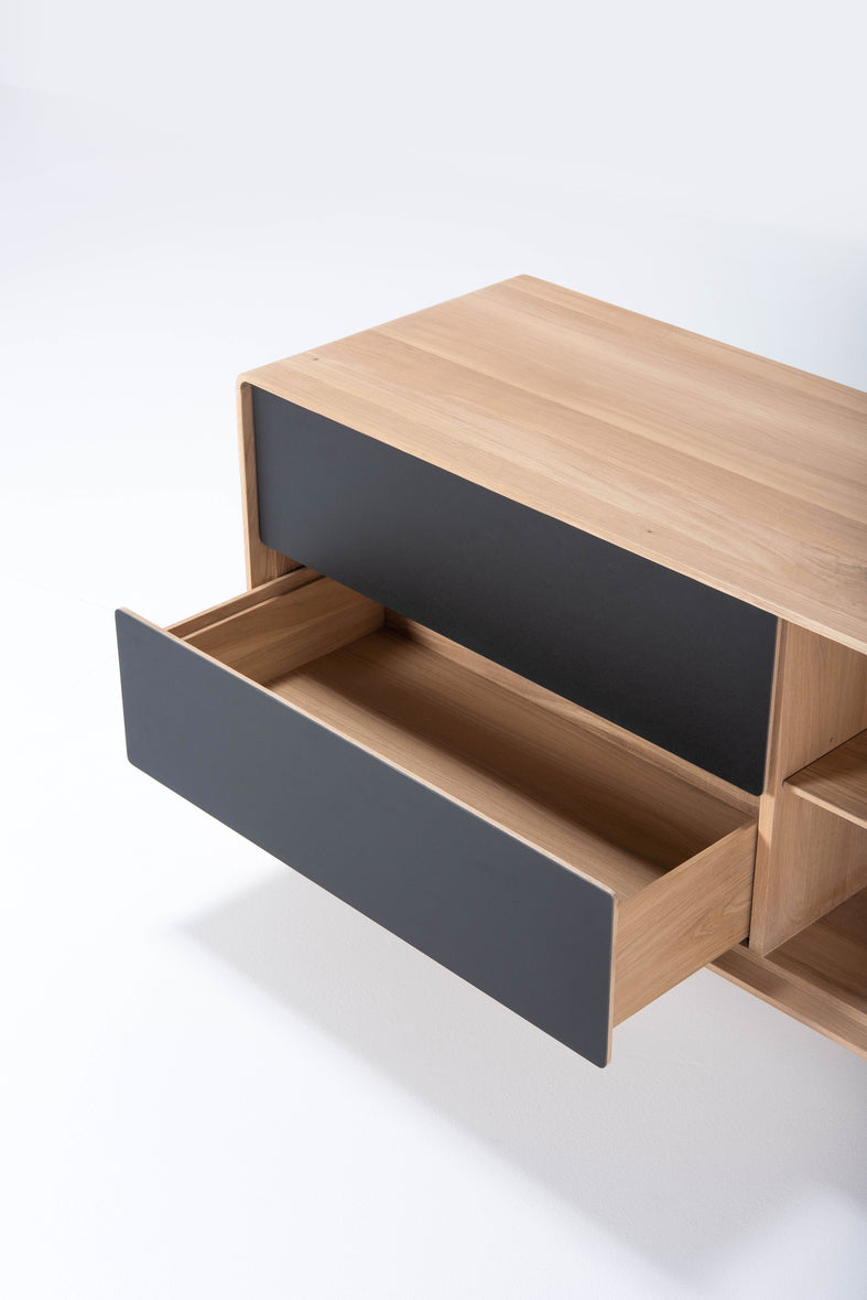 Buffet Gazzda Fina 150 cm en chêne massif avec structure en acier et façades en linoléum-10