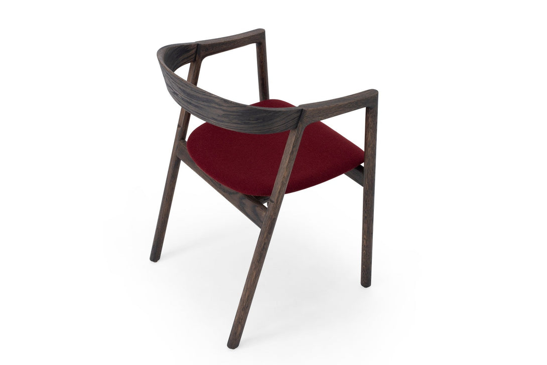 Chaise Gazzda Muna en chêne massif avec dossier courbé et assise rembourrée-05