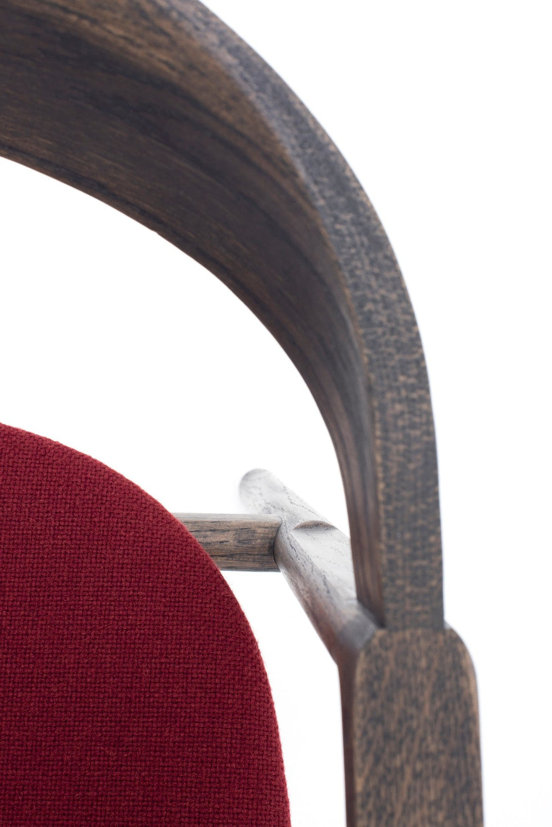 Chaise Gazzda Muna en chêne massif avec dossier courbé et assise rembourrée-06