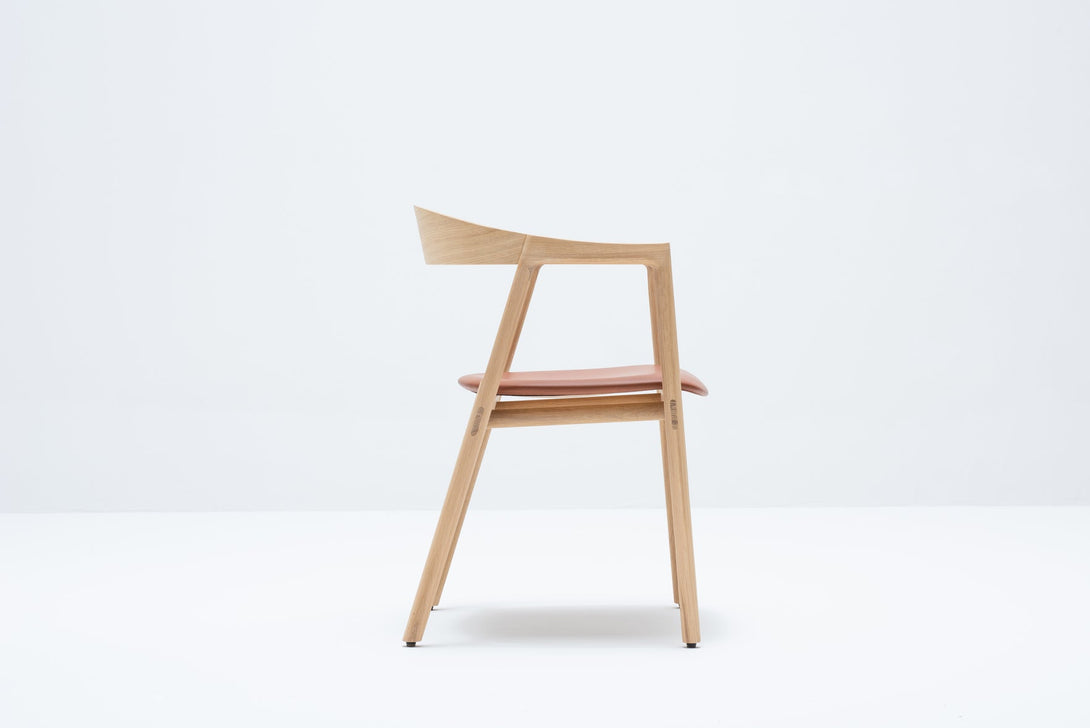 Chaise Gazzda Muna en chêne massif avec dossier courbé et assise rembourrée-16