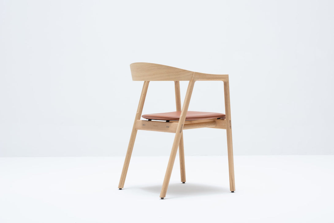 Chaise Gazzda Muna en chêne massif avec dossier courbé et assise rembourrée-21