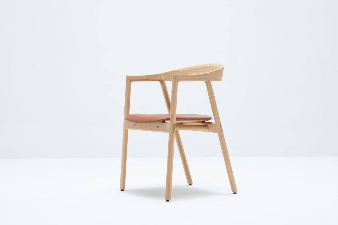 Chaise Gazzda Muna en chêne massif avec dossier courbé et assise rembourrée-22