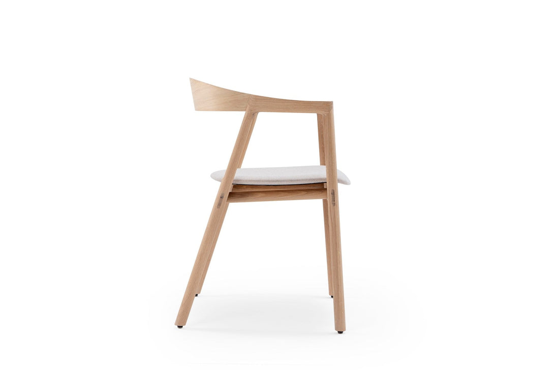 Chaise Gazzda Muna en chêne massif avec dossier courbé et assise rembourrée-07