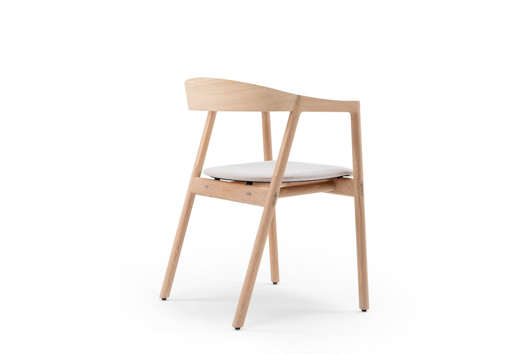 Chaise Gazzda Muna en chêne massif avec dossier courbé et assise rembourrée-12