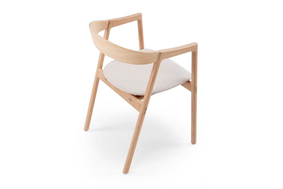 Chaise Gazzda Muna en chêne massif avec dossier courbé et assise rembourrée-14