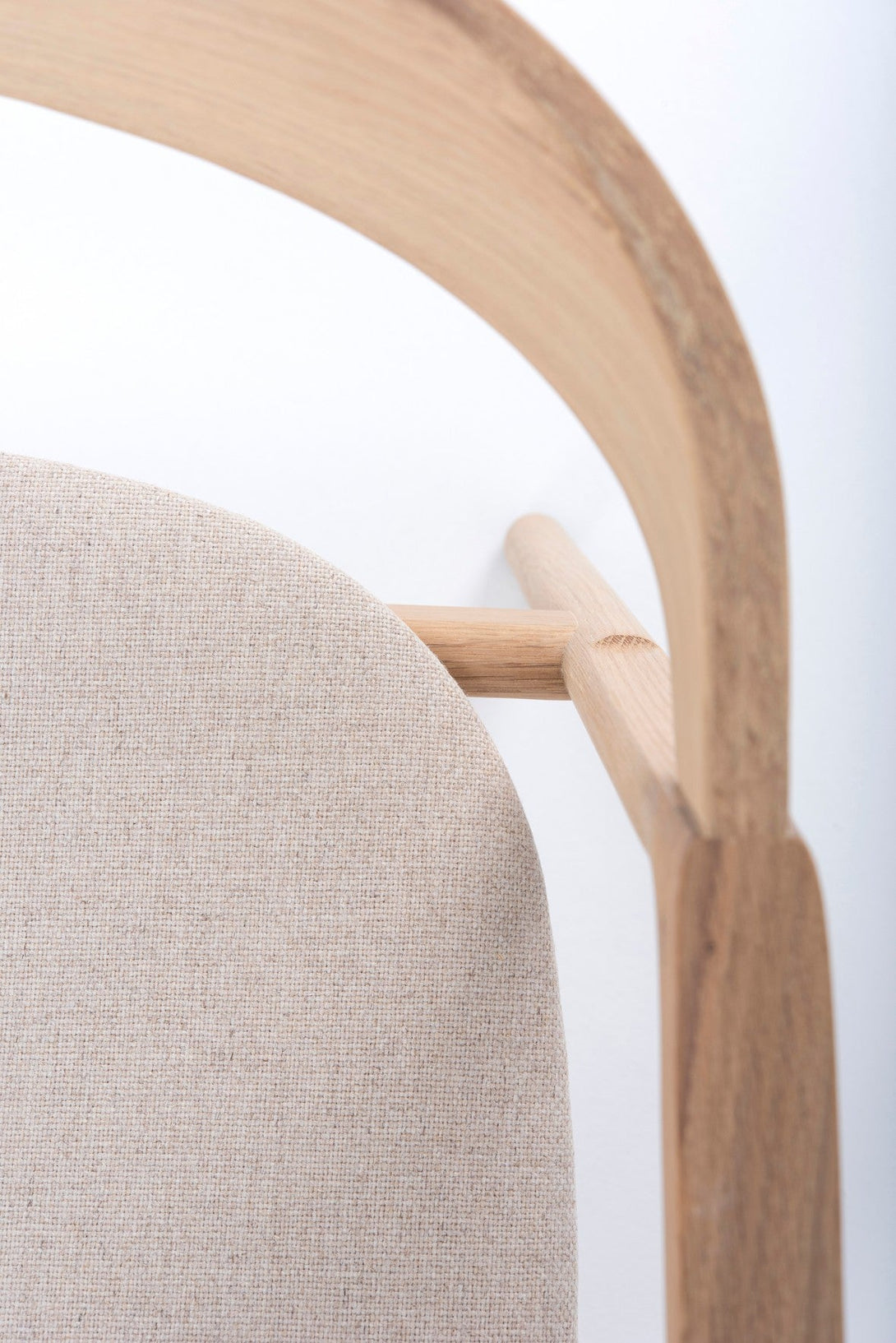 Chaise Gazzda Muna en chêne massif avec dossier courbé et assise rembourrée-15