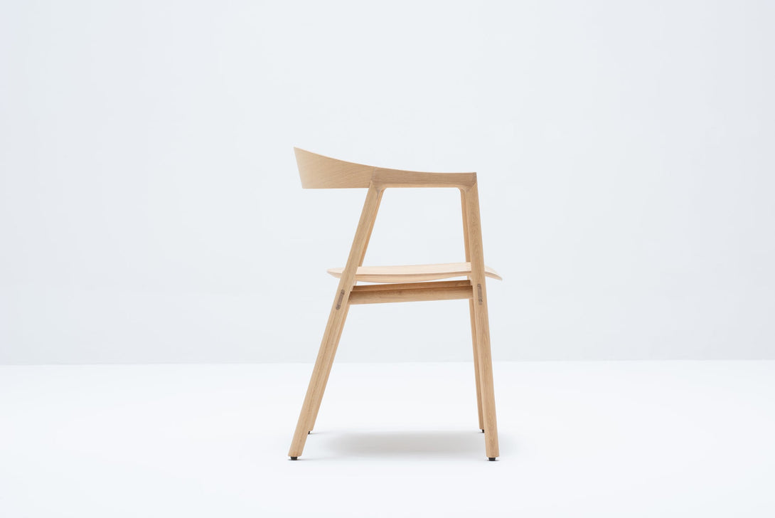 Chaise Gazzda Muna en chêne massif avec dossier courbé et assise rembourrée-28