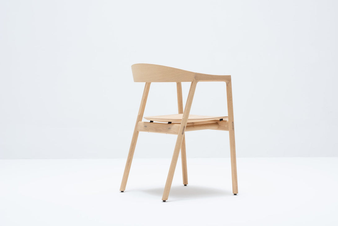 Chaise Gazzda Muna en chêne massif avec dossier courbé et assise rembourrée-32