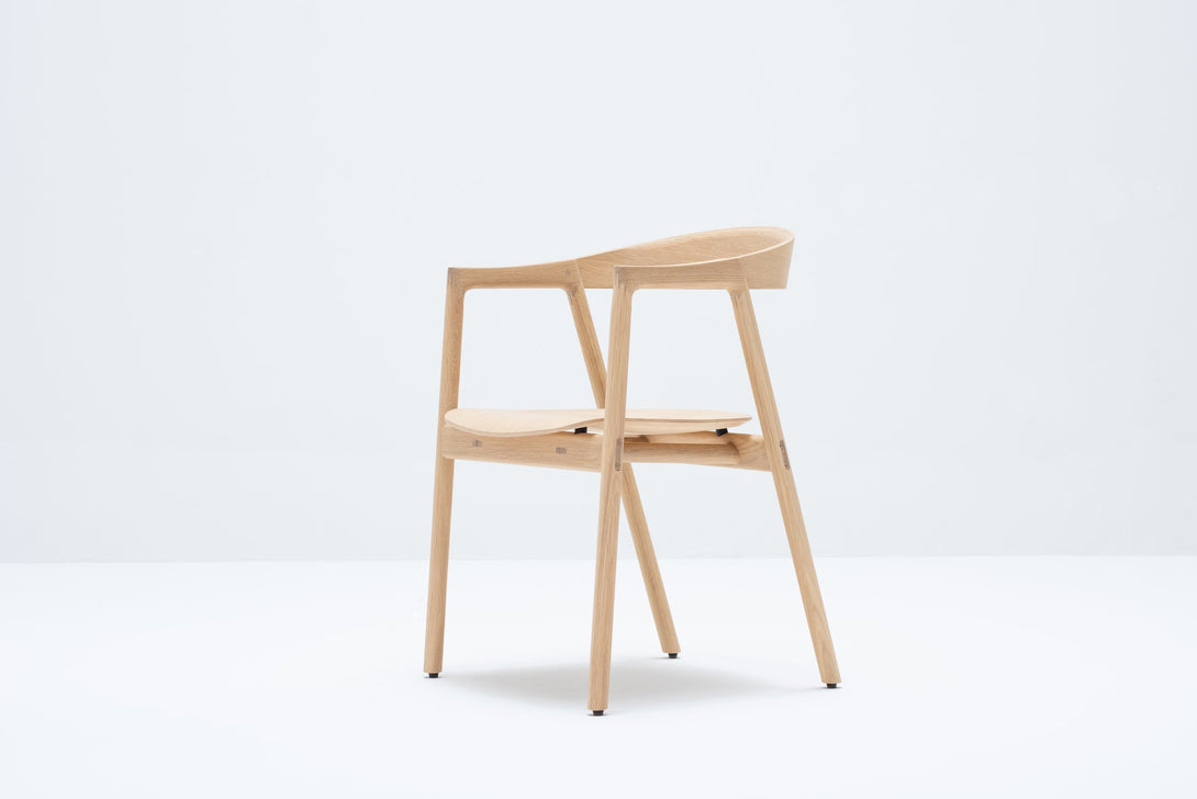 Chaise Gazzda Muna en chêne massif avec dossier courbé et assise rembourrée-33