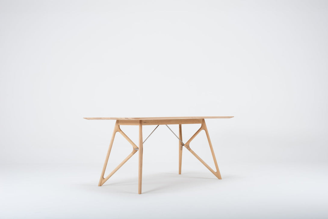 Table Gazzda Tink en chêne massif avec pieds fins et tiges en acier-07