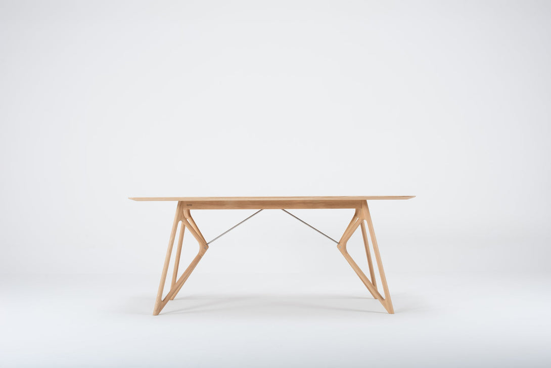 Table Gazzda Tink en chêne massif avec pieds fins et tiges en acier-09