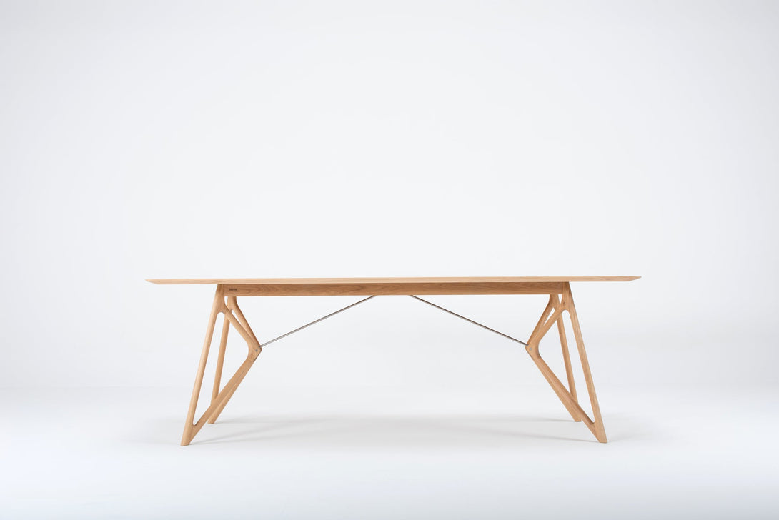 Table Gazzda Tink en chêne massif avec pieds fins et tiges en acier-15